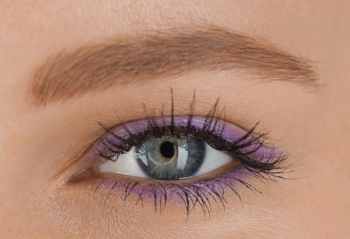 Otra opción de maquillaje en tonos morados consiste en delinear el ojo con la sombra Trascendent de Color Queen de L’Oréal Paris.